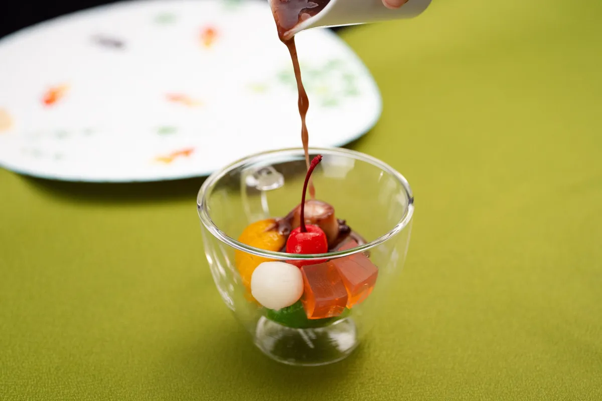 お手盛り彩りあんみつを仕上げる様子