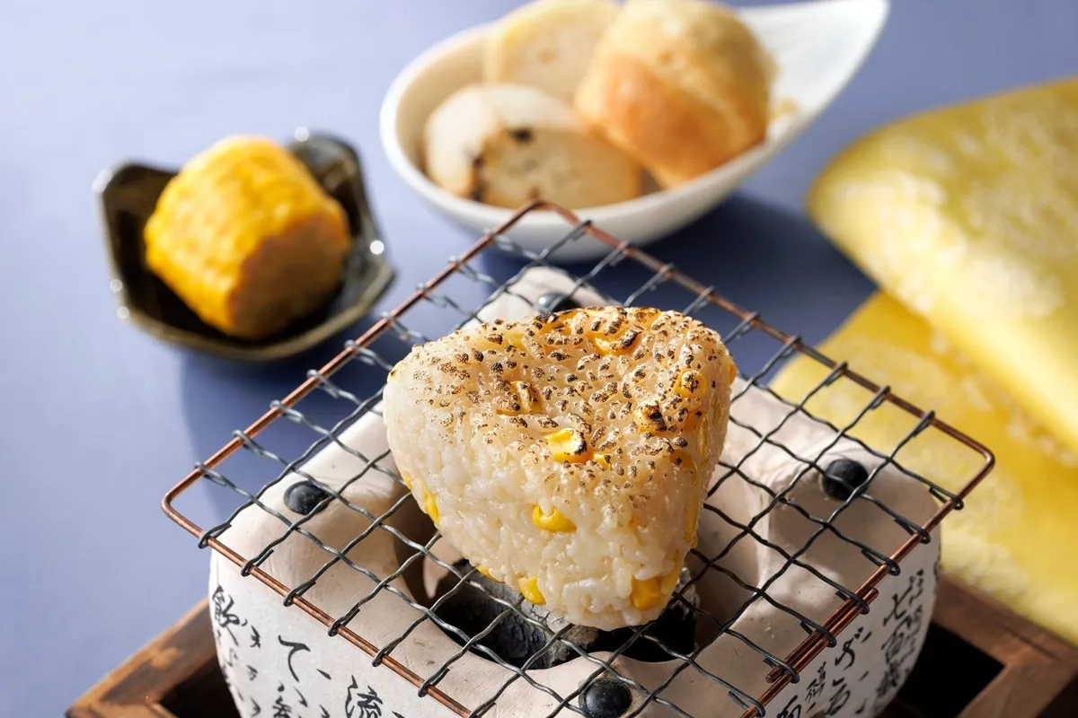 備長炭の七輪で香ばしく炙る玉蜀黍焼きおにぎり