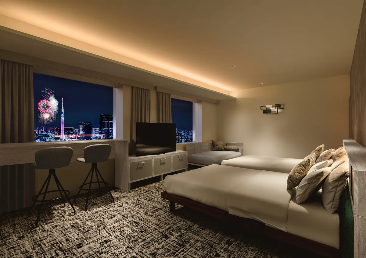 客室の大きな窓から花火とスカイツリーを望む贅沢な空間