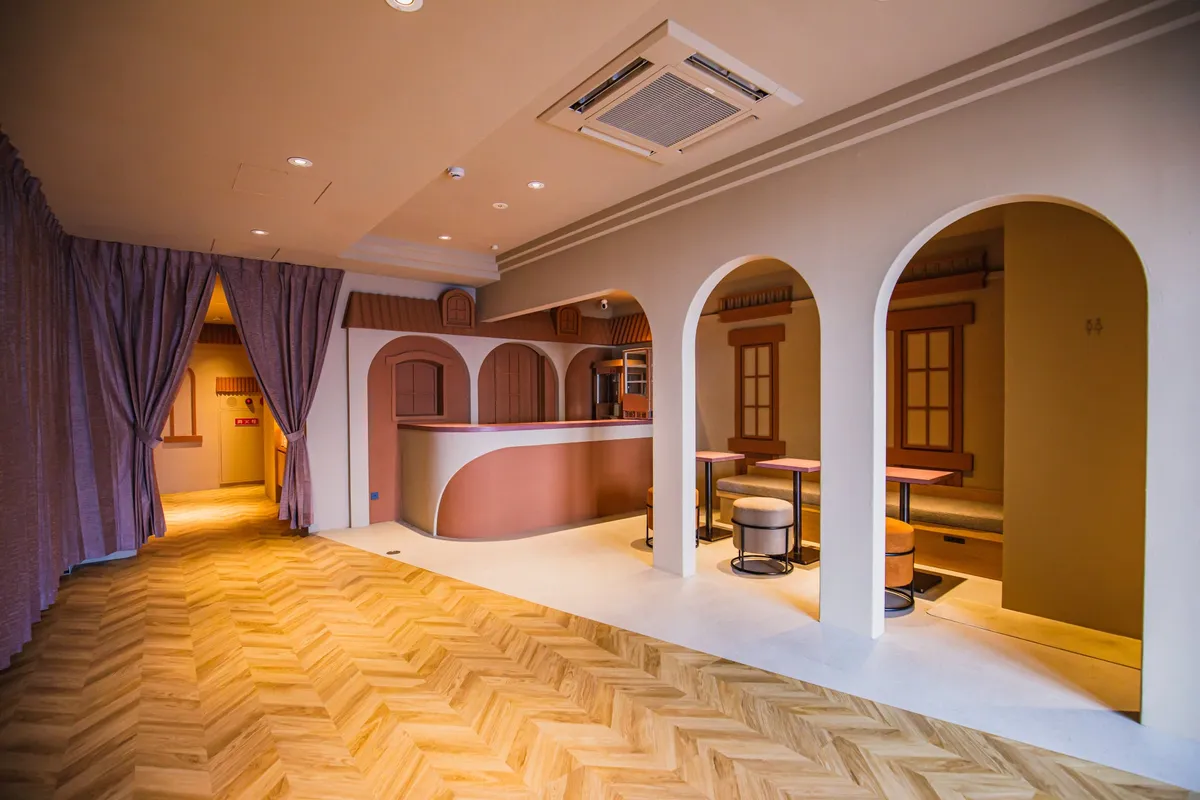 アーチ状のデザインが印象的な温かみのあるロビーラウンジ