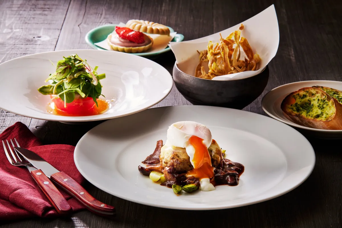 彩り豊かな前菜やデザートが並ぶ鉄板ハンバーグランチのコース