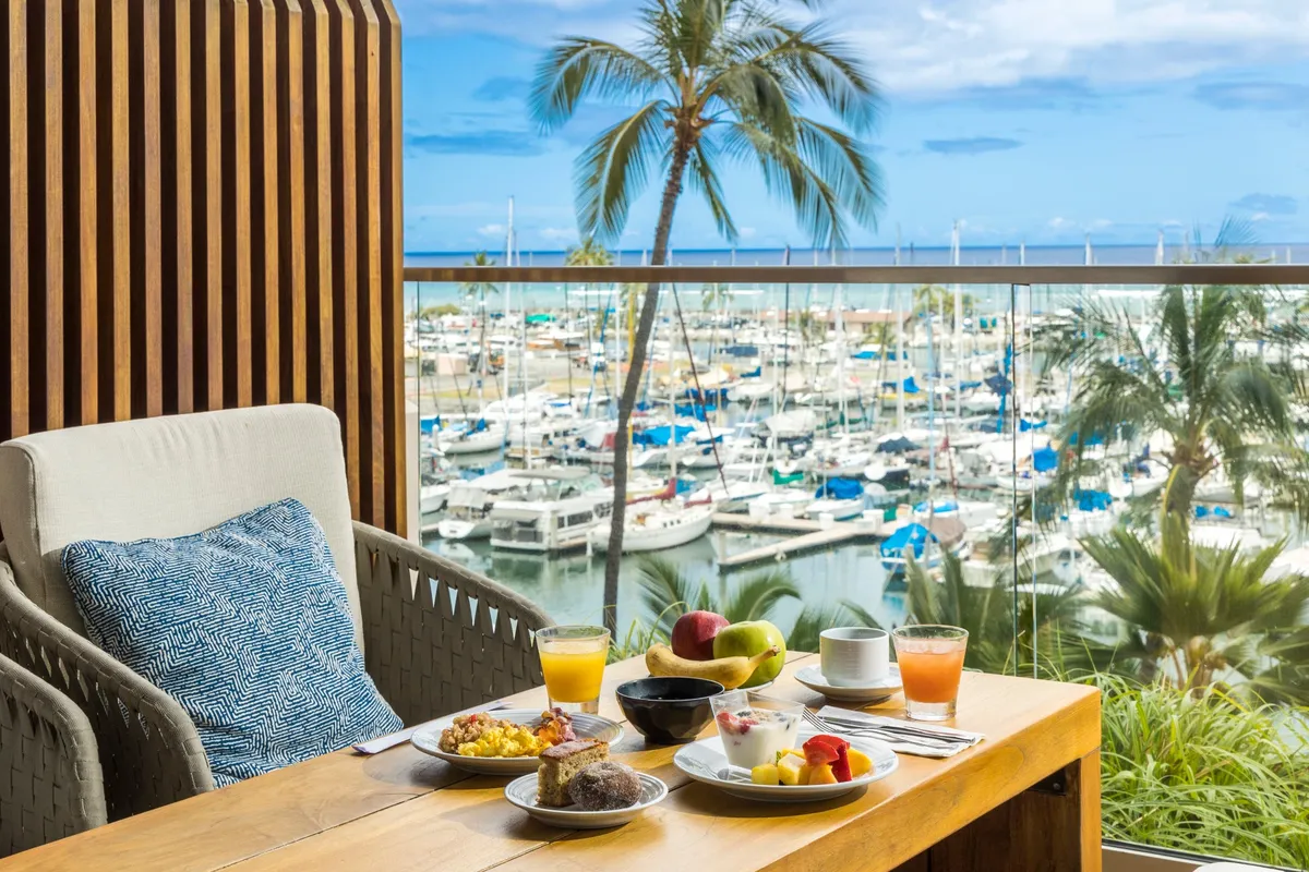 ヨットハーバーを眼下に眺めながら楽しむ贅沢な朝食の風景