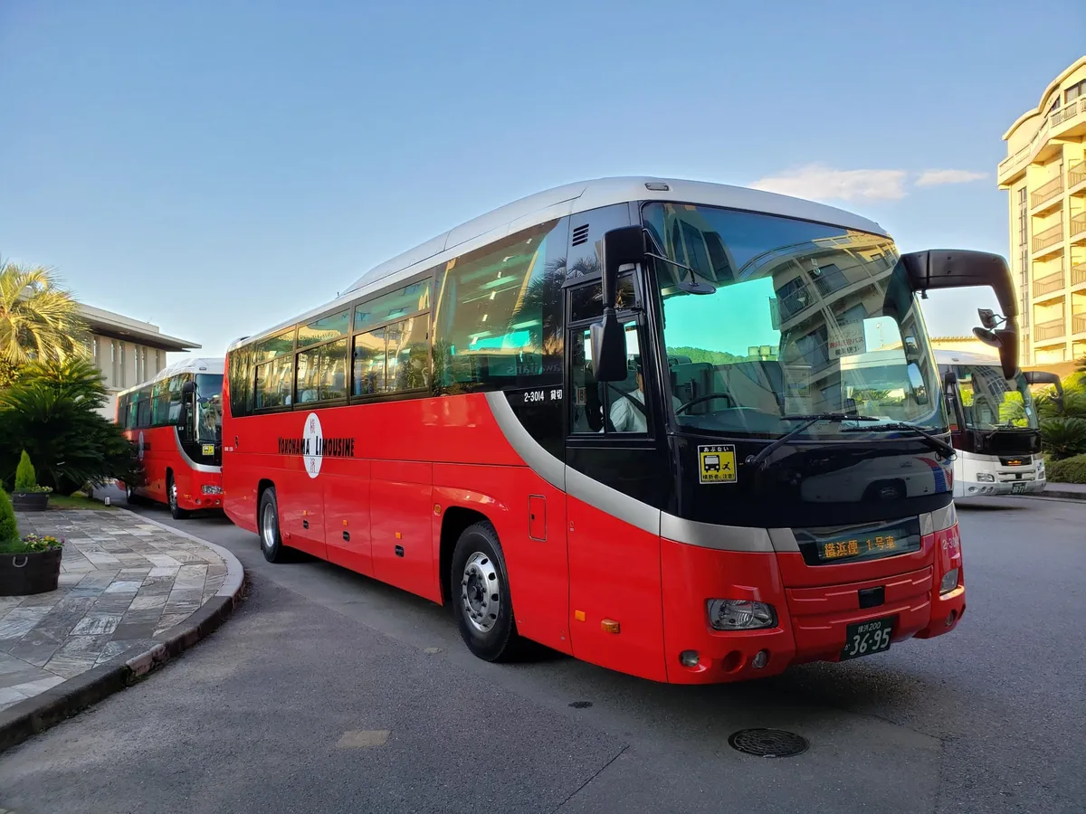 首都圏からホテルへ直行する赤い車体の無料送迎バス