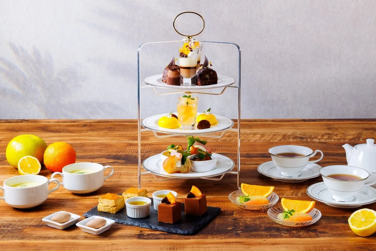 3段のティースタンドに盛り付けられた色鮮やかなスイーツとセイボリー