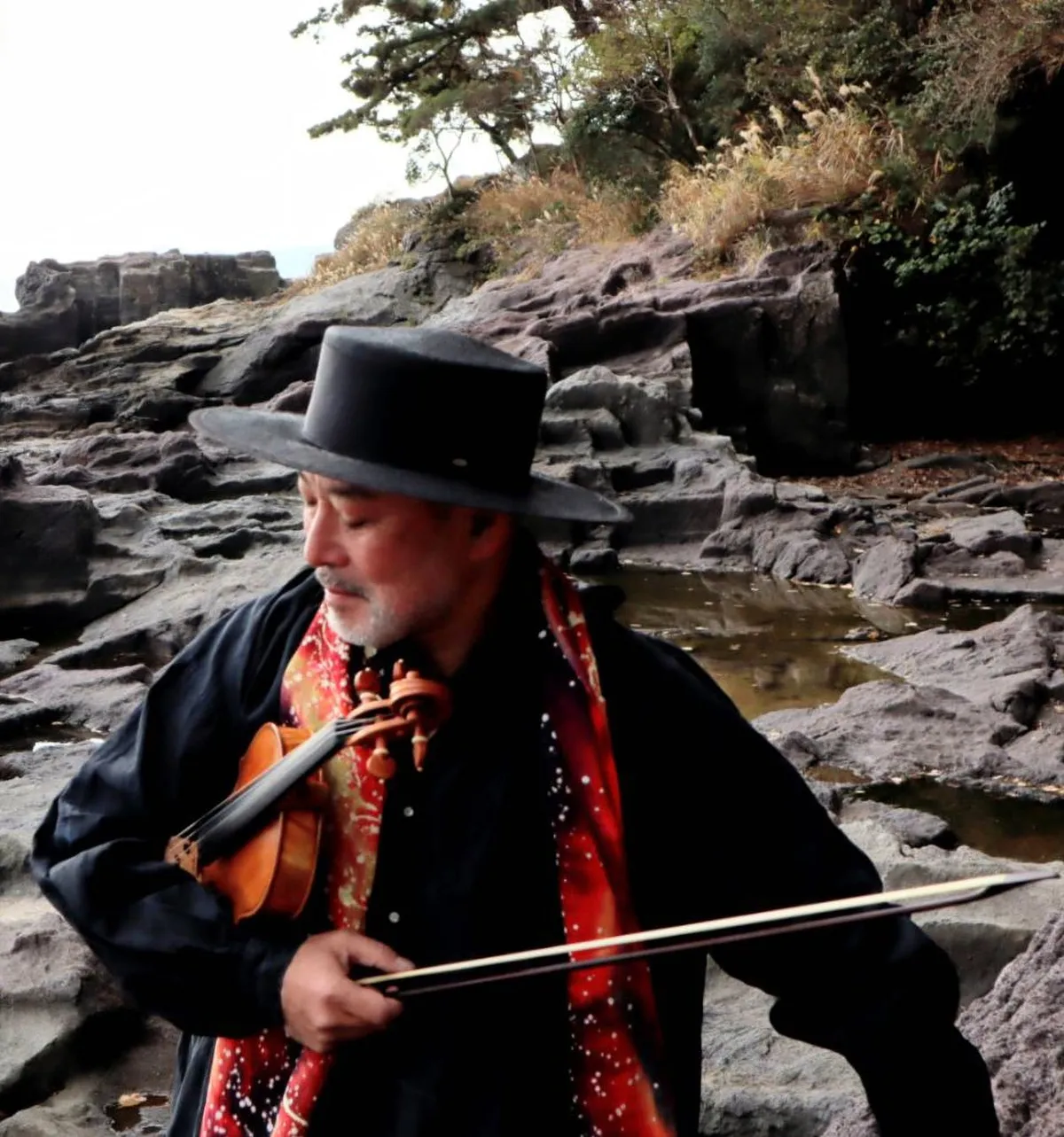 情熱的な演奏を予感させる古澤巖氏のポートレート