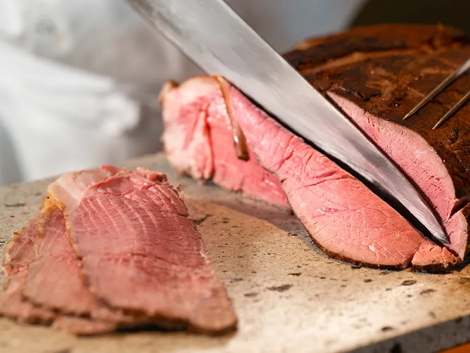 シェフが目の前で切り分けるローストビーフ