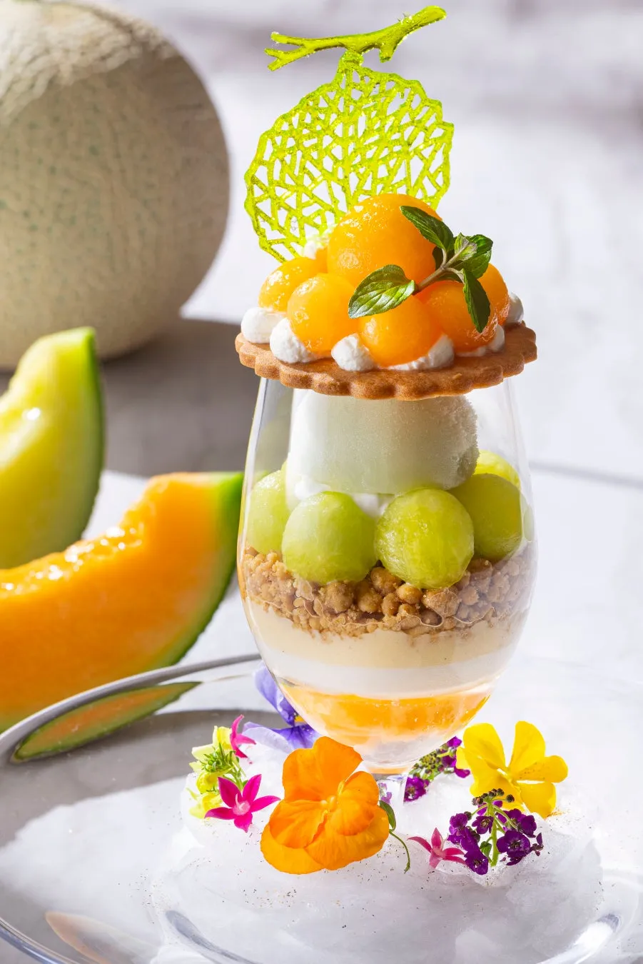 エディブルフラワーが彩る華やかなメロンパフェ