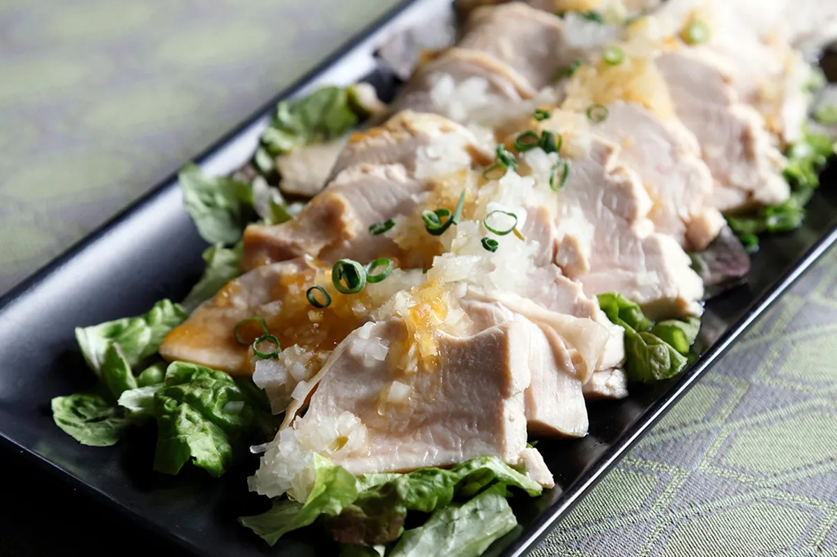 香味豊かなよだれ鶏のサラダ仕立て