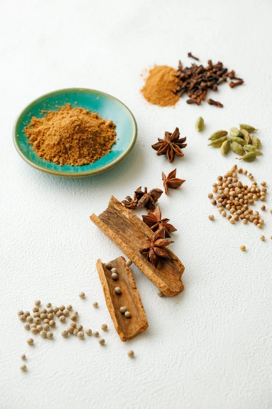 コースの鍵となる色鮮やかで香り高い7種類のスパイス