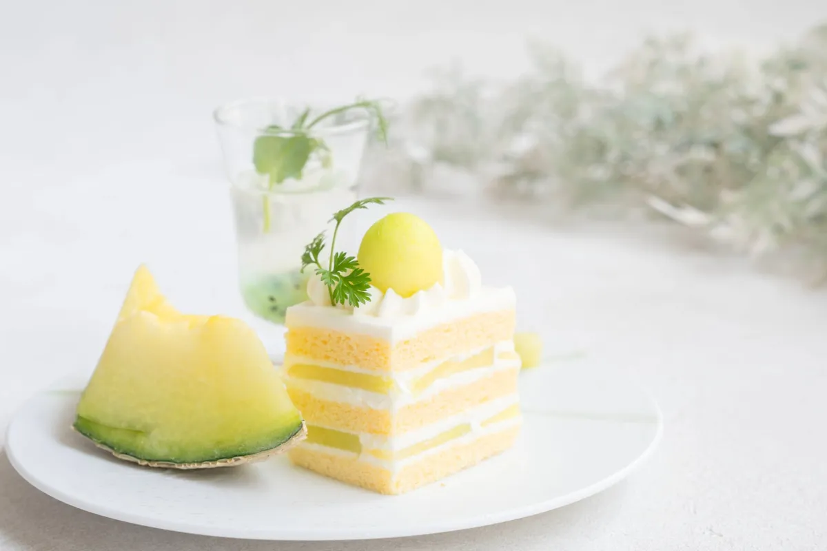 メロンを贅沢に使ったショートケーキとカットメロン