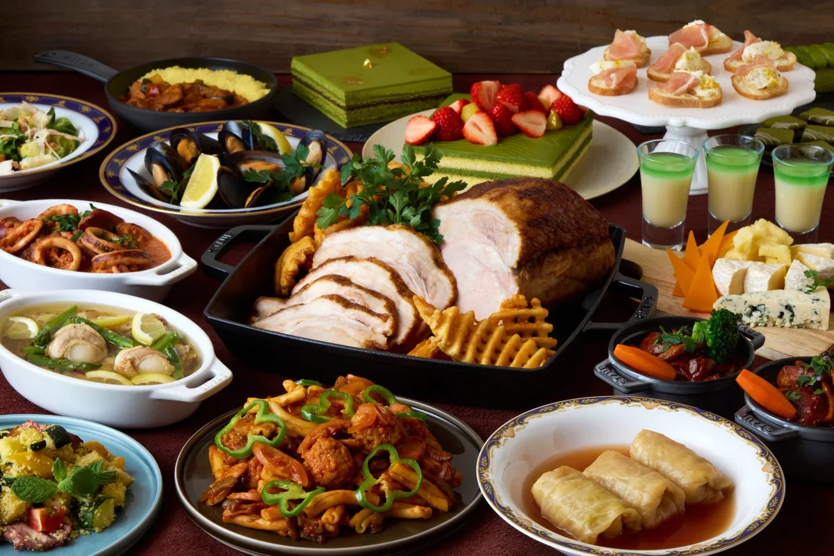 洋食と抹茶スイーツが並ぶディナービュッフェ