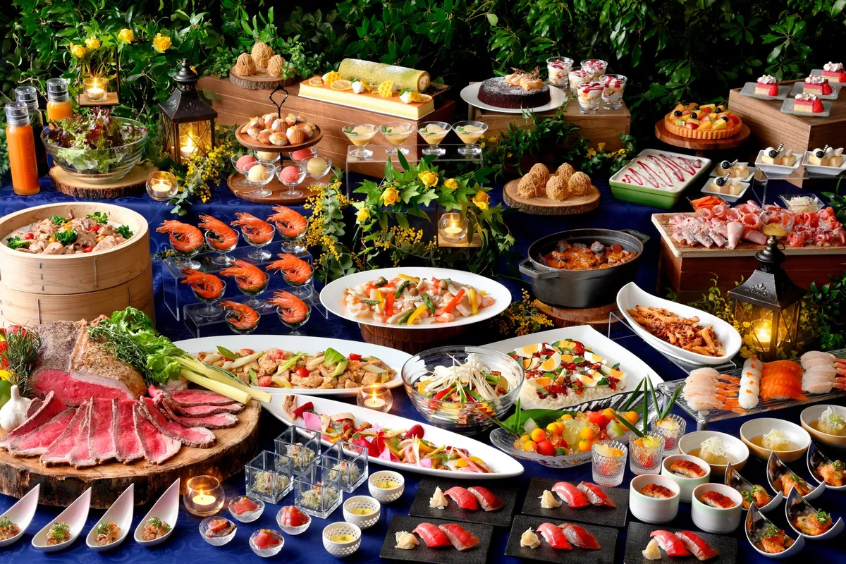 ローストビーフや寿司が並ぶ豪華なディナービュッフェ