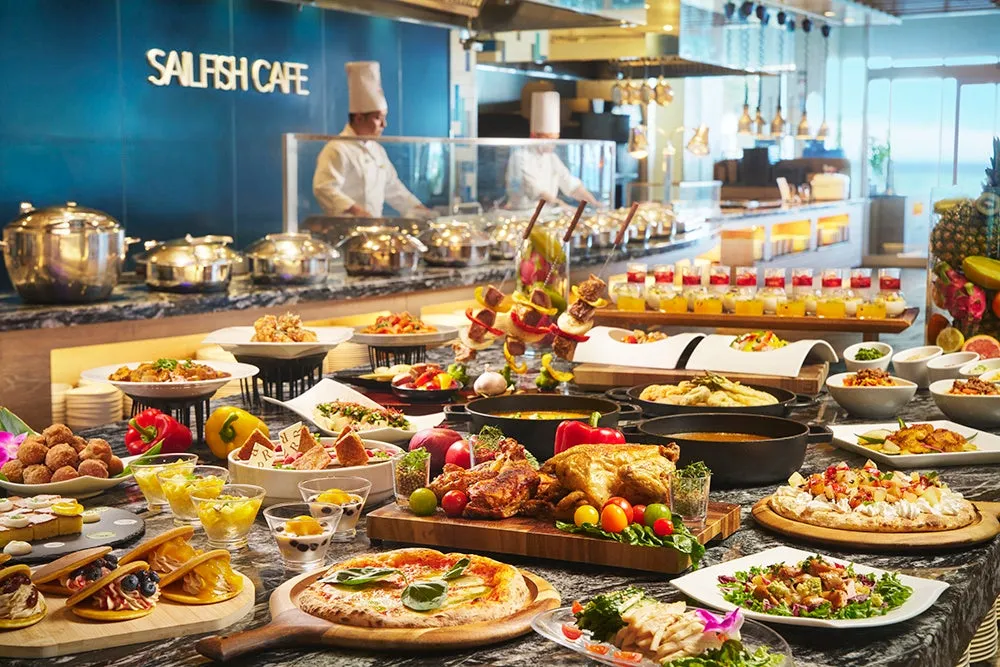 シェフが腕を振るう活気あるビュッフェカウンター