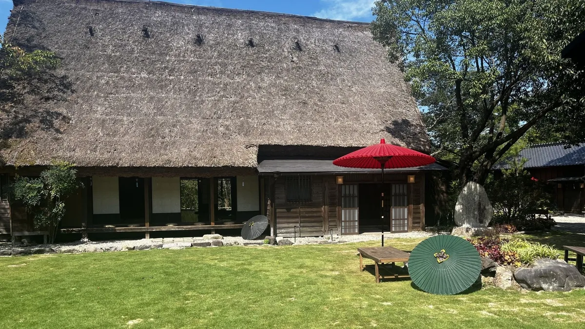 趣のある合掌造りの建物と和の庭園
