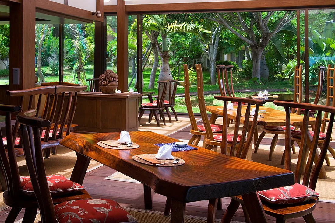 緑豊かな庭園を望むマカンマカンの開放的な店内