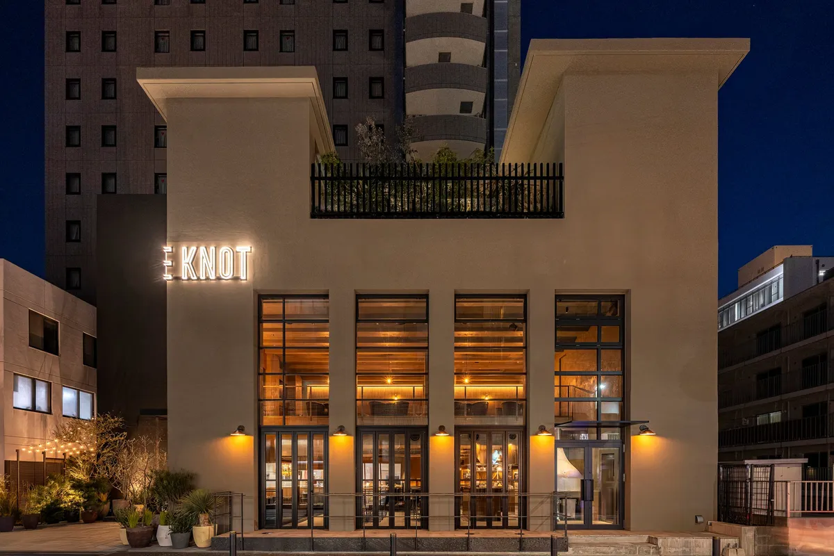 温かみのある照明が街を照らすホテルの外観夜景