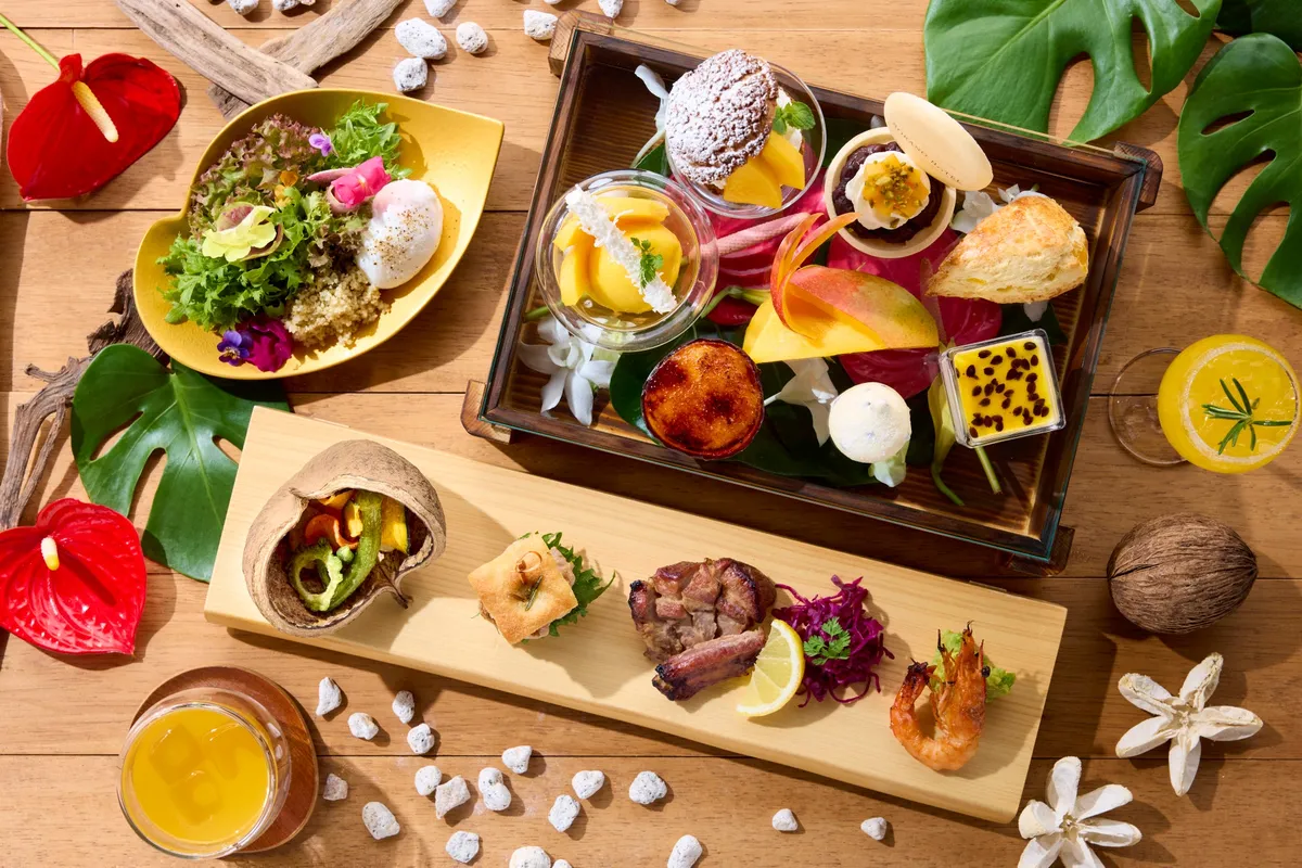 色鮮やかなマンゴースイーツと立川産野菜のセイボリーを上から撮影した様子