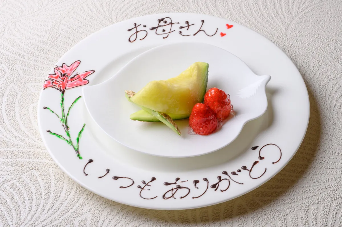 お母さんいつもありがとうと書かれたメッセージ付きデザートプレート