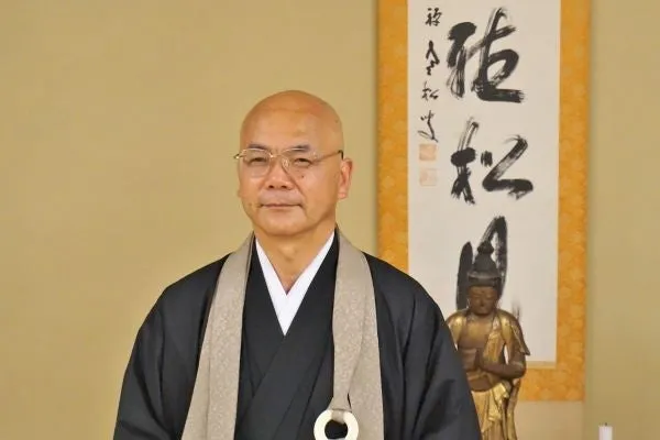 座禅の指導を行う寺院の住職