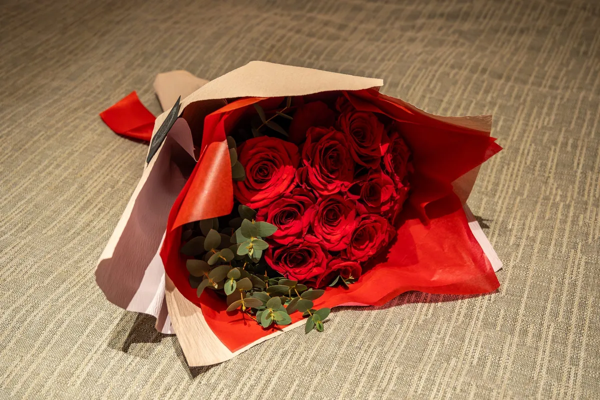 12本の赤いバラの花束