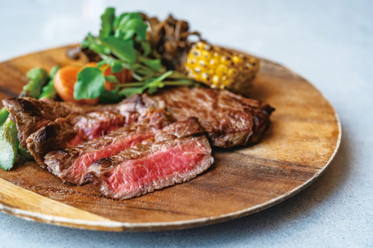 ライブキッチンで提供される国産牛ステーキ