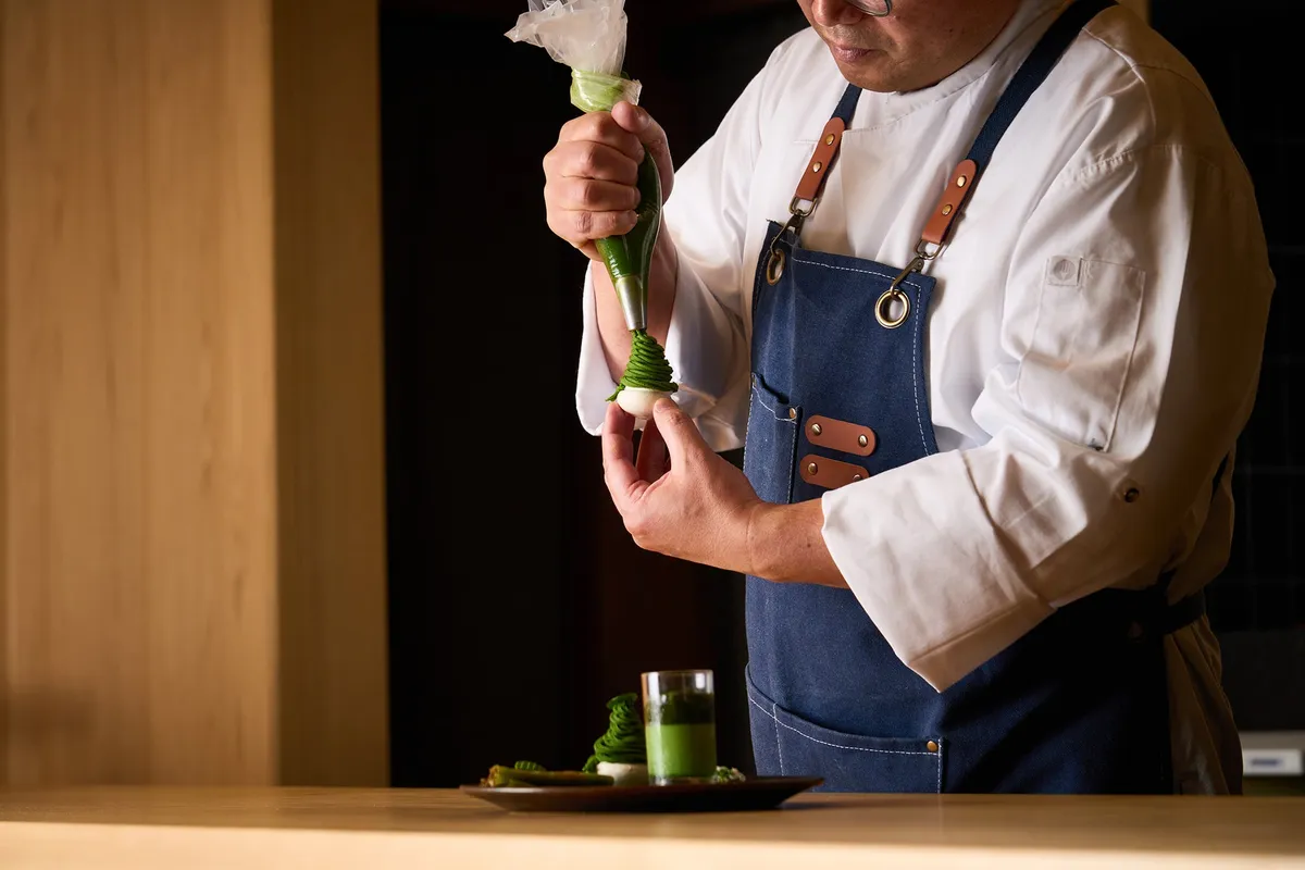 職人の手によって丁寧に絞り出される抹茶柚子モンブラン