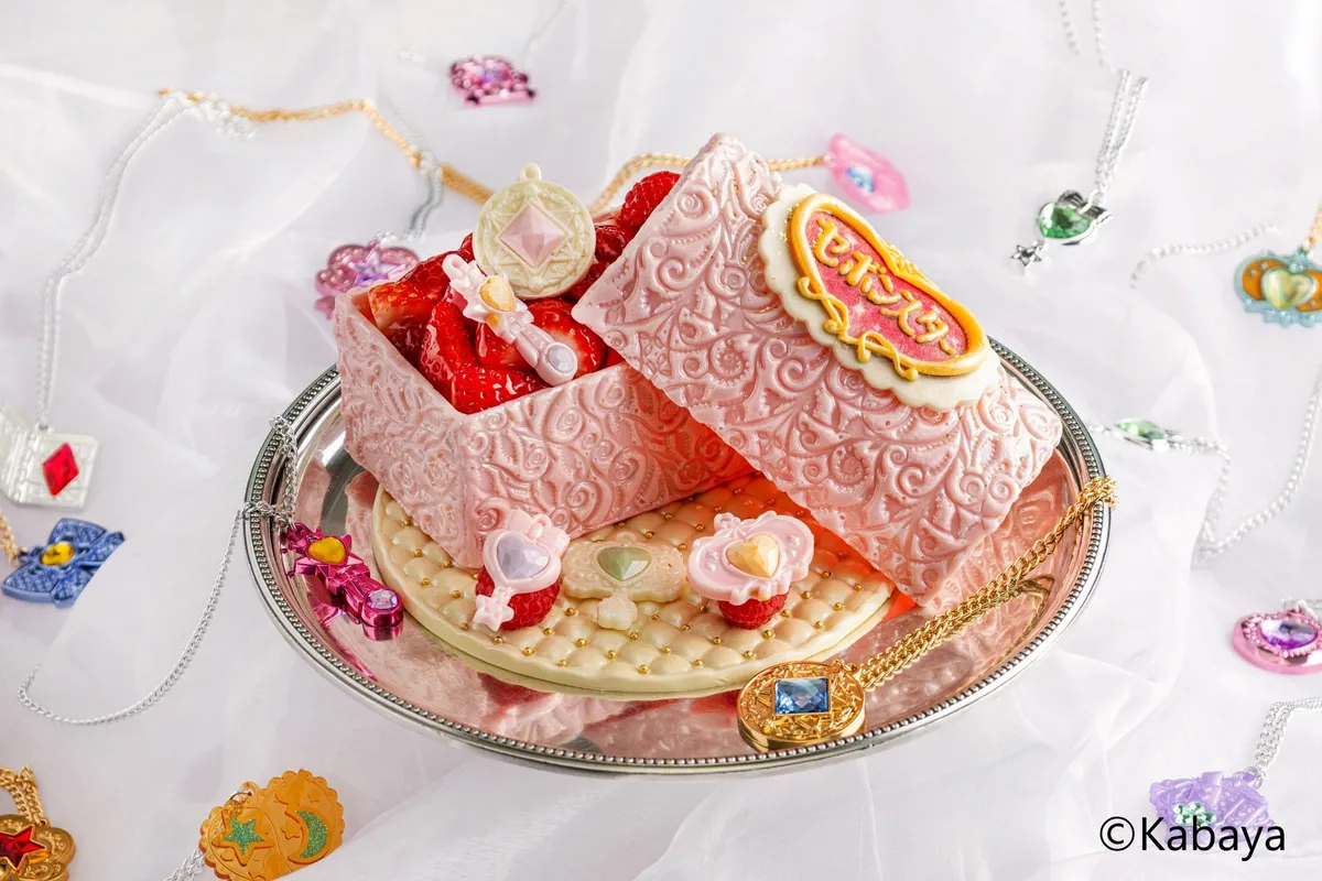 ピンクの宝石箱からイチゴが溢れる豪華なコラボレーションケーキ