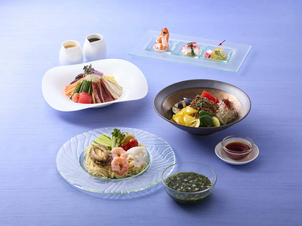 新作のシーフード和え麺や定番の冷やし麺など、涼を感じる3種のラインナップ