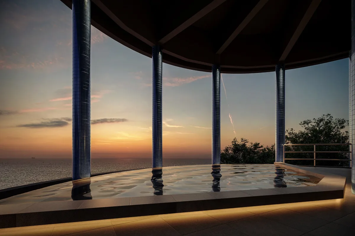 夕暮れ時の美しい相模灘を望むインフィニティ露天風呂