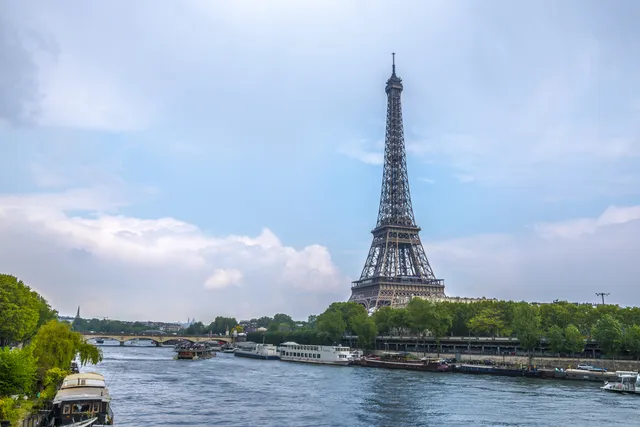 初夏のパリを流れるセーヌ川の情景