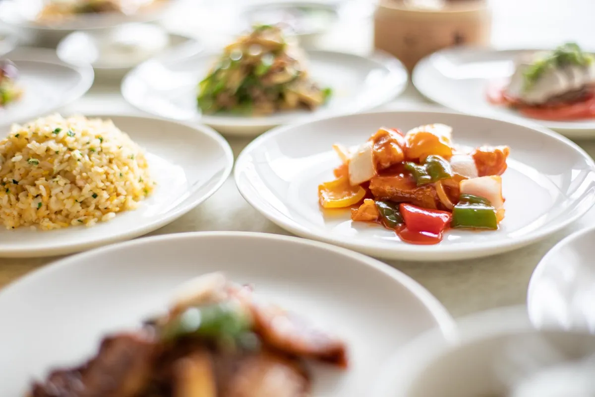 艶やかな酢豚や炒飯などの定番人気メニュー