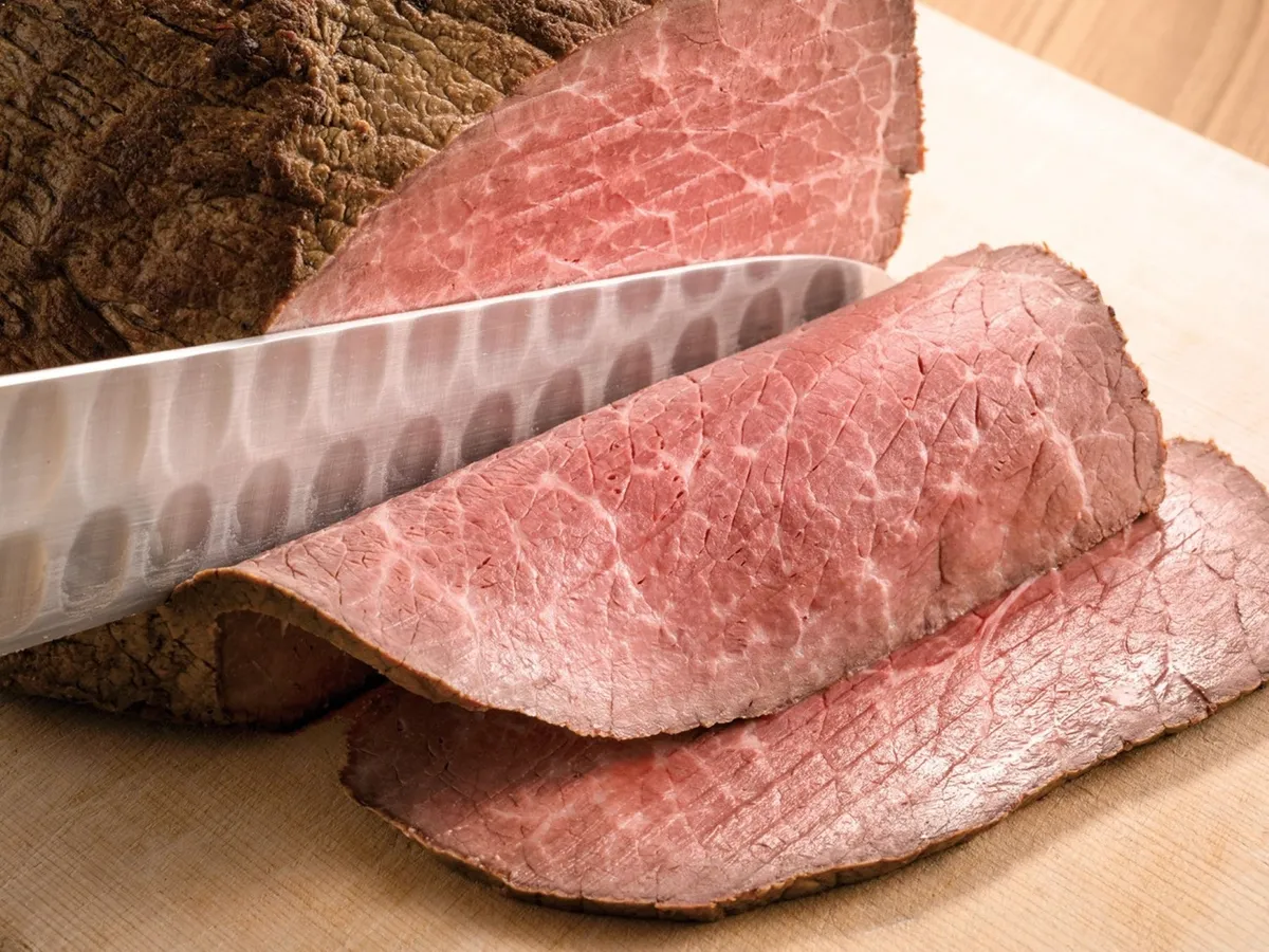 シェフが丁寧に切り分ける日光高原牛のローストビーフ