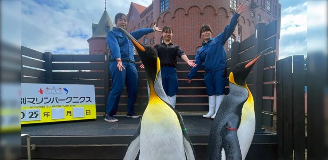 キングペンギンとの記念撮影の様子