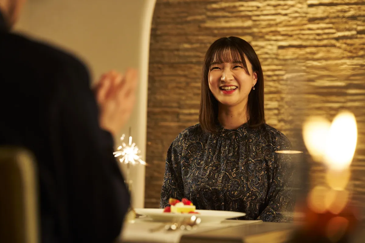 デザートを前に笑顔を見せる女性