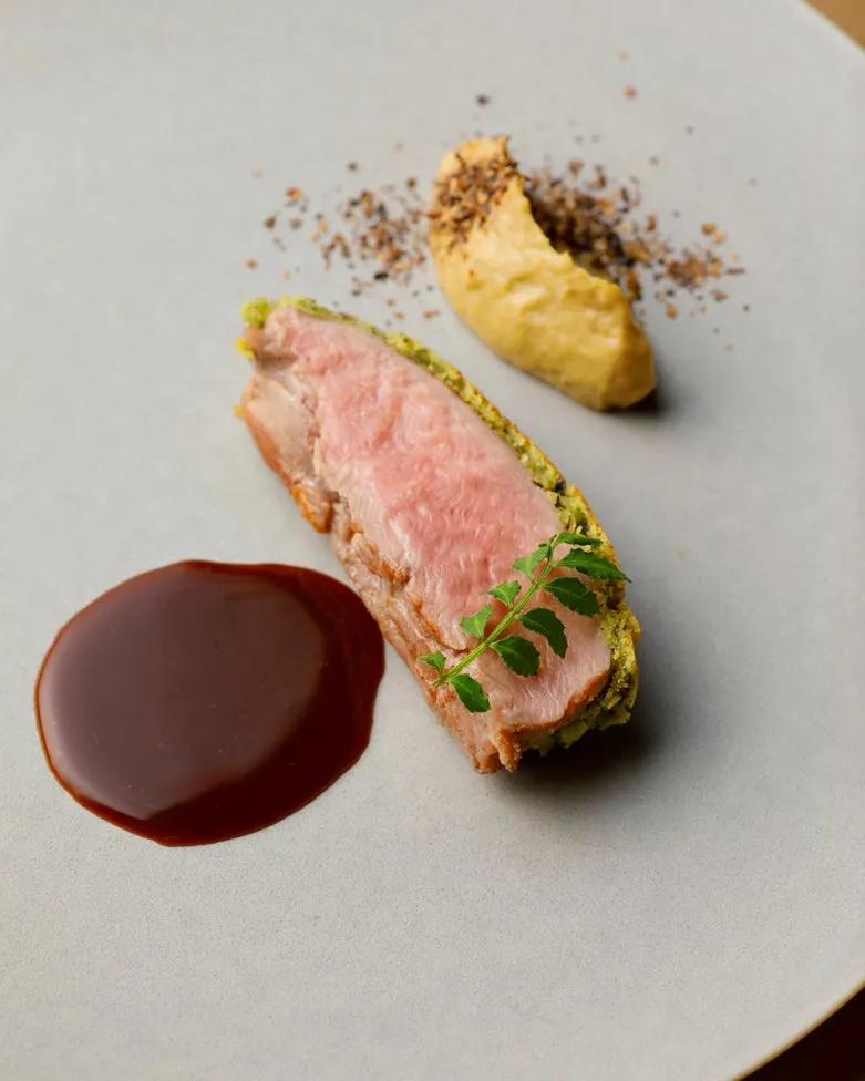 国産仔牛ロース肉のロースト。柔らかな肉質と美しい盛り付けが特徴