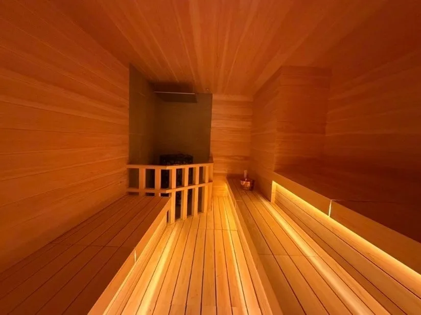 築110年以上の蔵を改装した、木の香りに包まれる本格プライベートサウナ