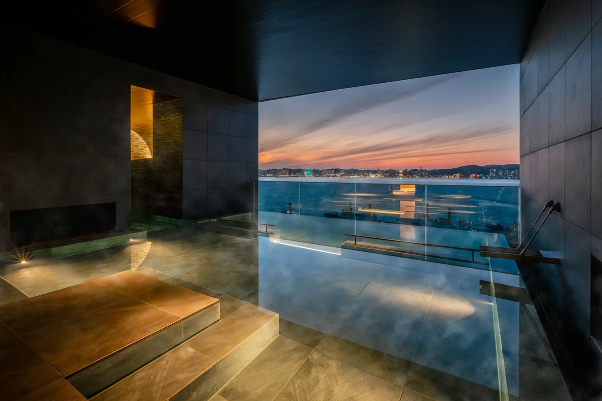 関門海峡を望む大浴場