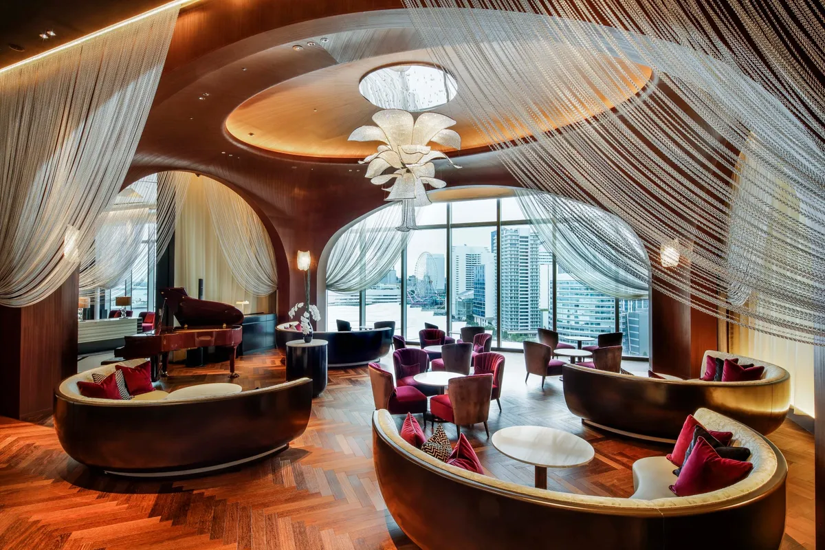 高い天井とクリスタルシャンデリアが印象的なラグジュアリーなラウンジ内観