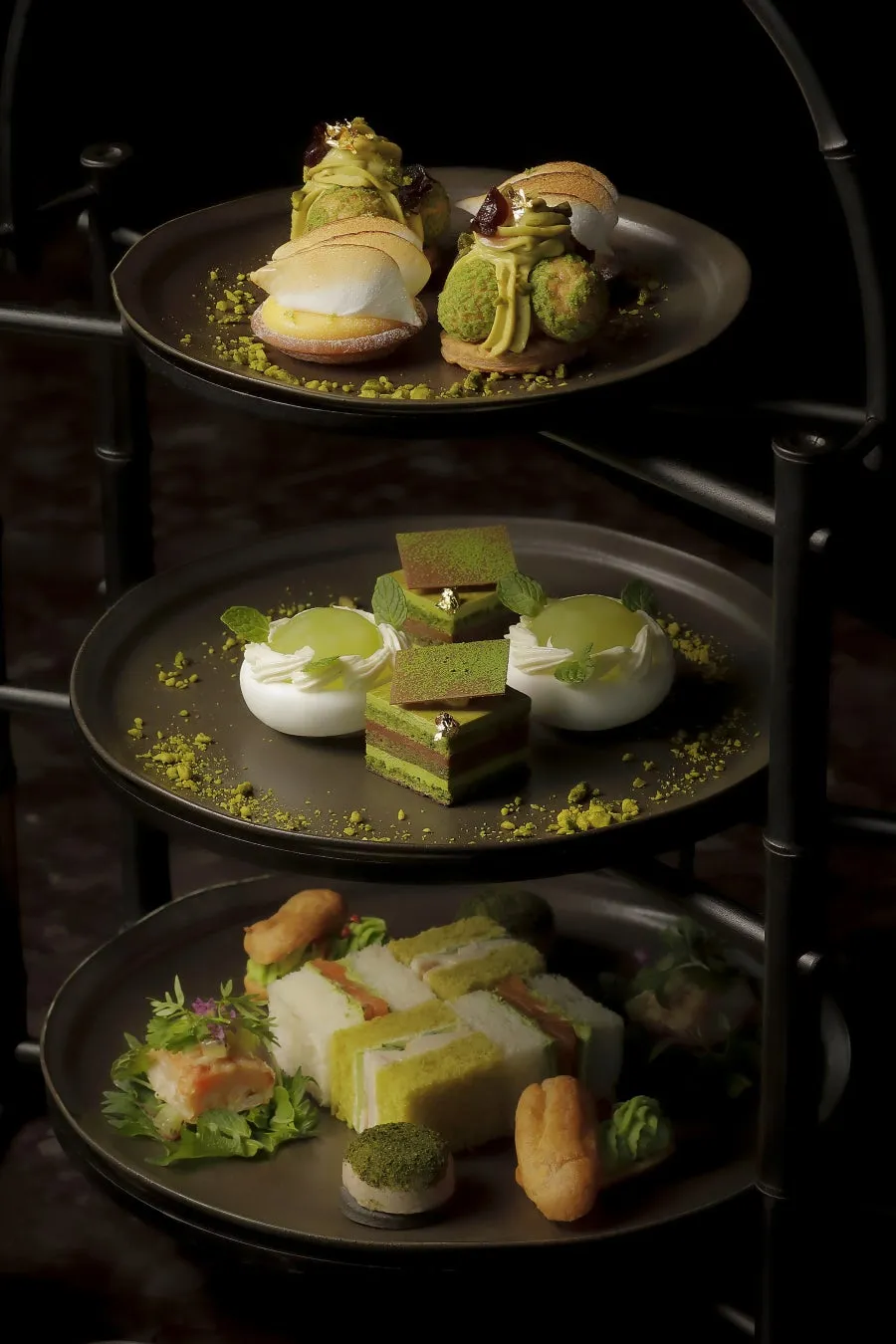 3段スタンドに美しく盛り付けられた新緑カラーのスイーツとセイボリー。