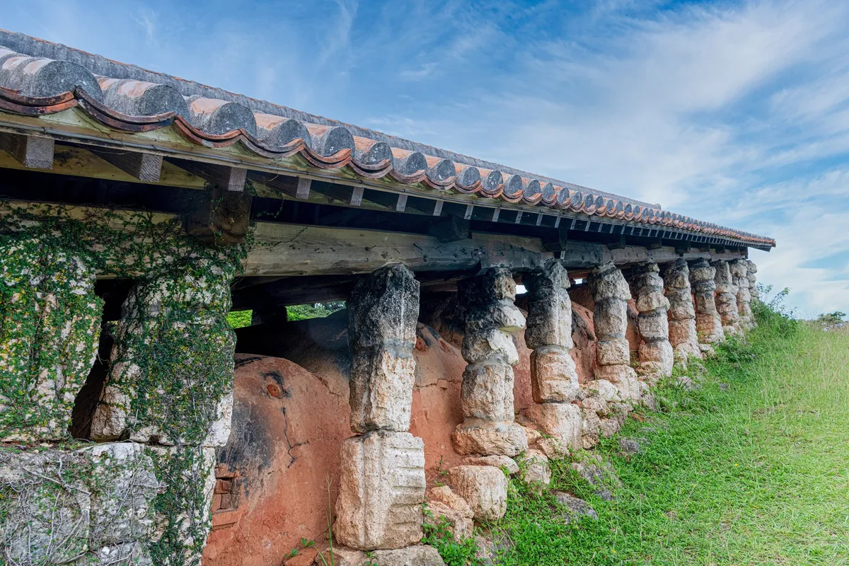 沖縄の伝統的な赤瓦と石造りの建造物が並ぶ歴史的な風景