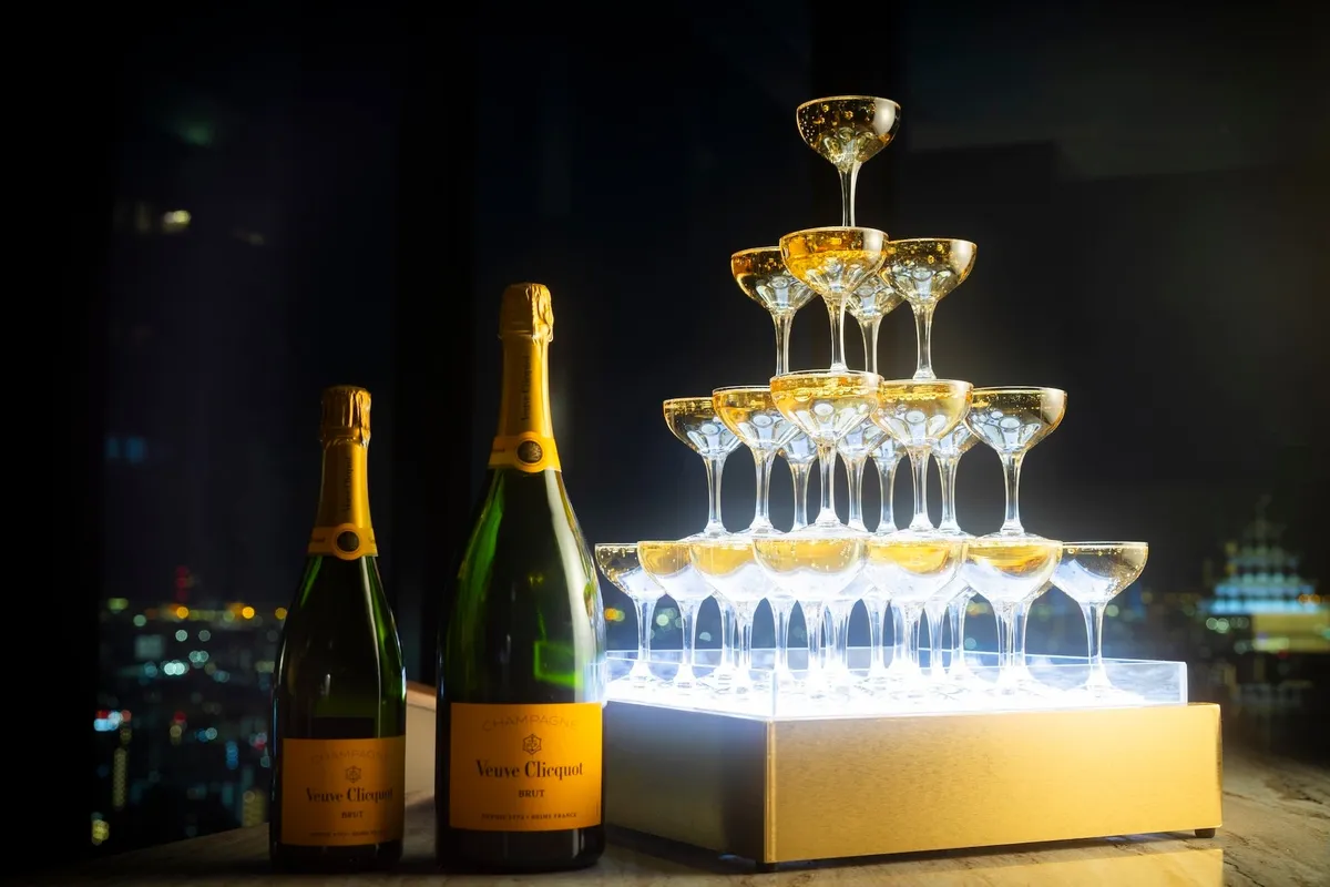 会場を彩る輝くシャンパンタワー