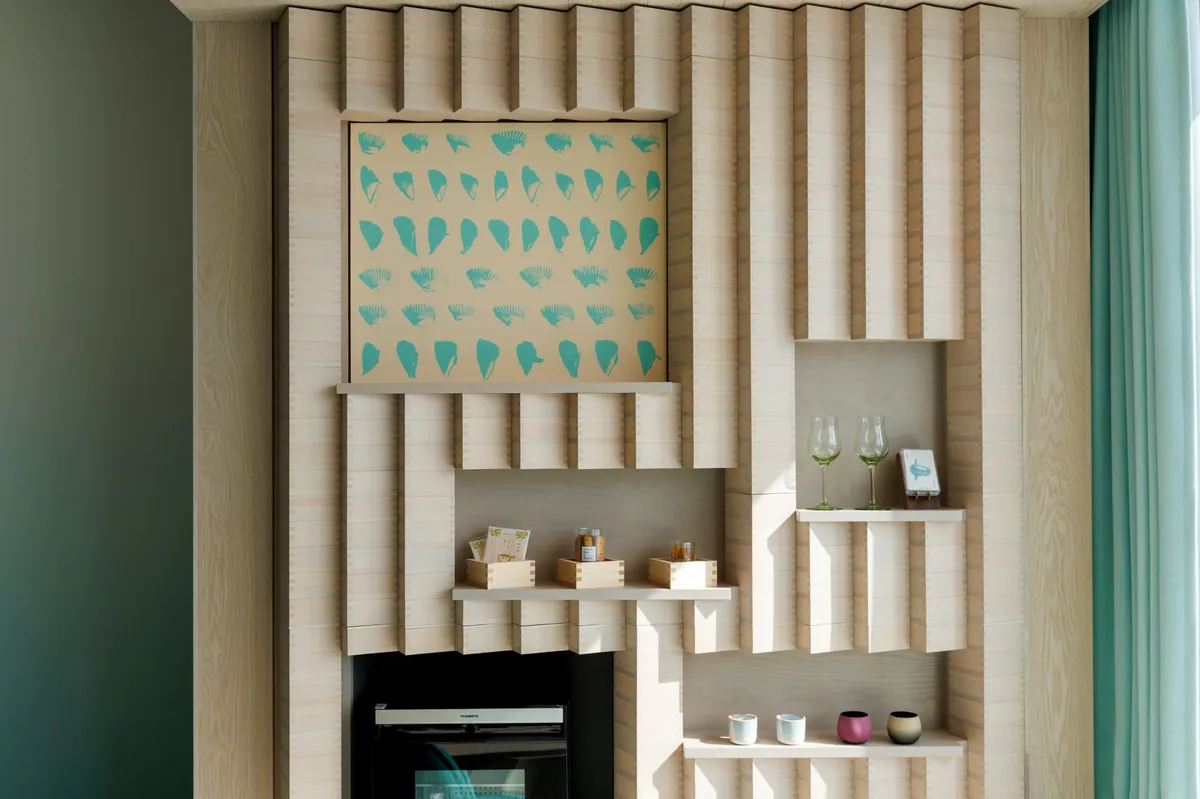 日本酒の枡を積み上げた印象的なデザインウォール