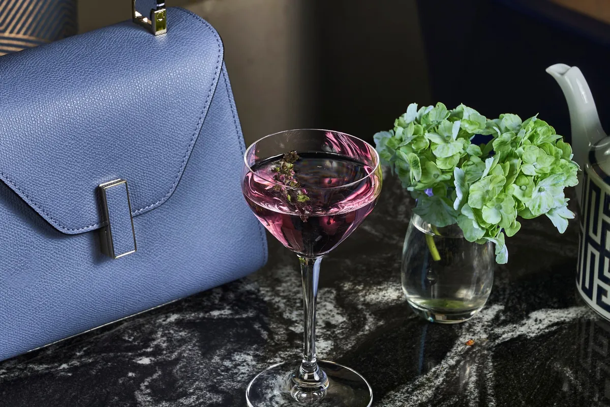 幻想的な紫色のウェルカムドリンク「バイオレット ミスト」