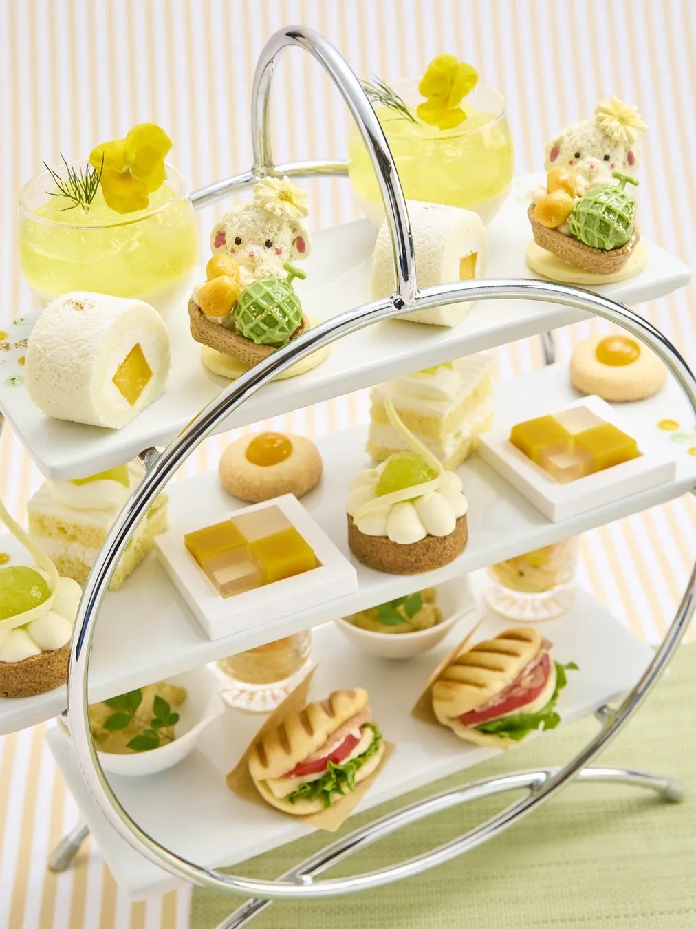 子犬のチョコレート細工やメロンのタルトなど、繊細なスイーツのアップ