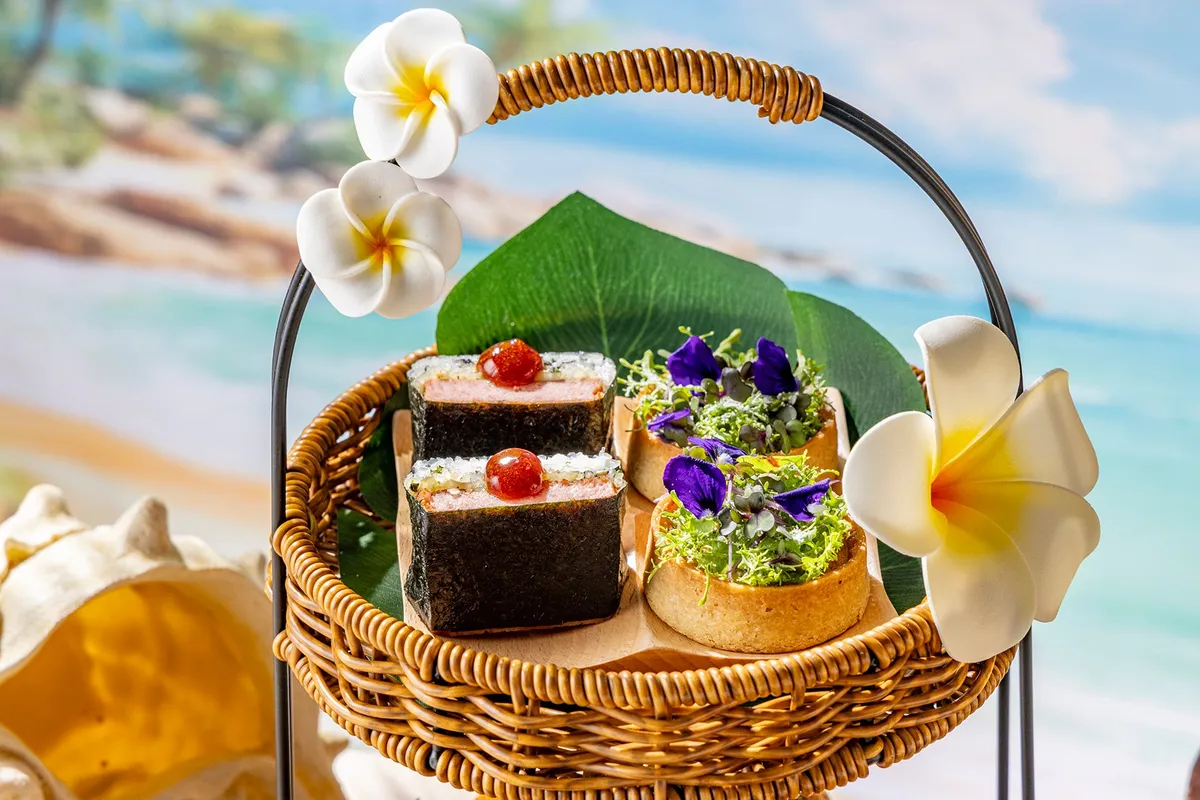 グリルド・スパムむすびとタコ・ルアウキッシュ