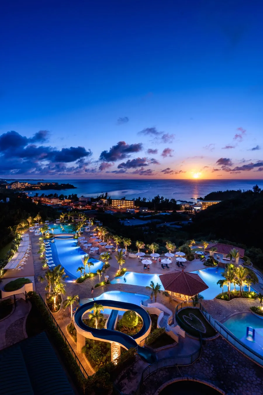 ライトアップされたナイトプール全景とサンセット