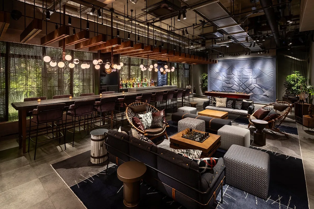 展示会場となるTHE LIVELY 東京麻布十番のモダンで洗練されたラウンジ空間