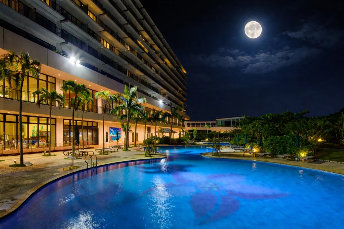 満月が夜空に輝く幻想的なナイトプール