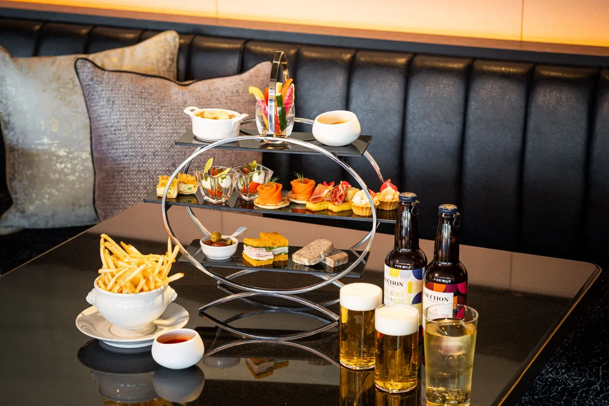 屋内で楽しむ豪華なビアガーデンセットの様子