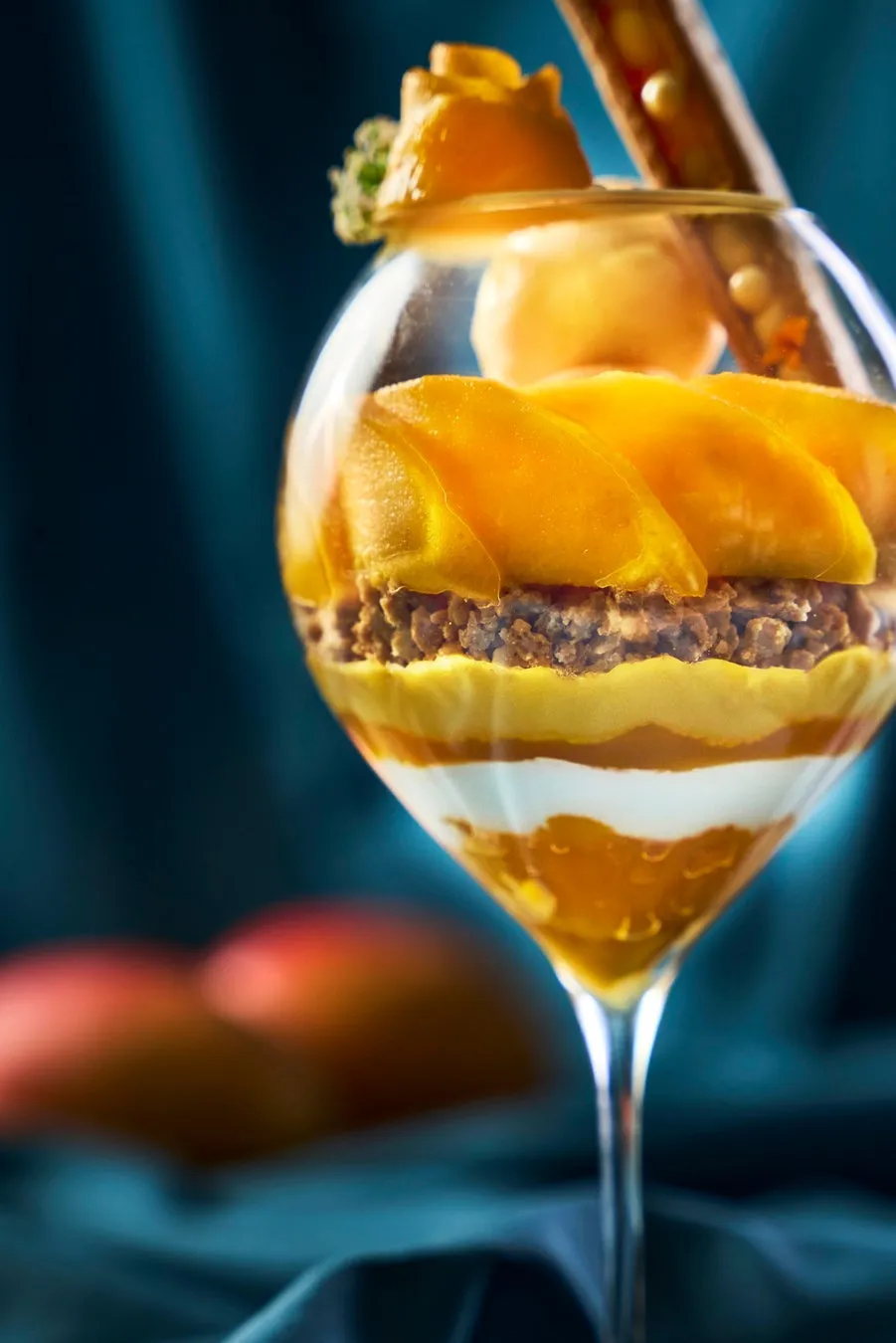 マンゴーソルベやパンナコッタ、クランチなどが重なる美しい8層の断面